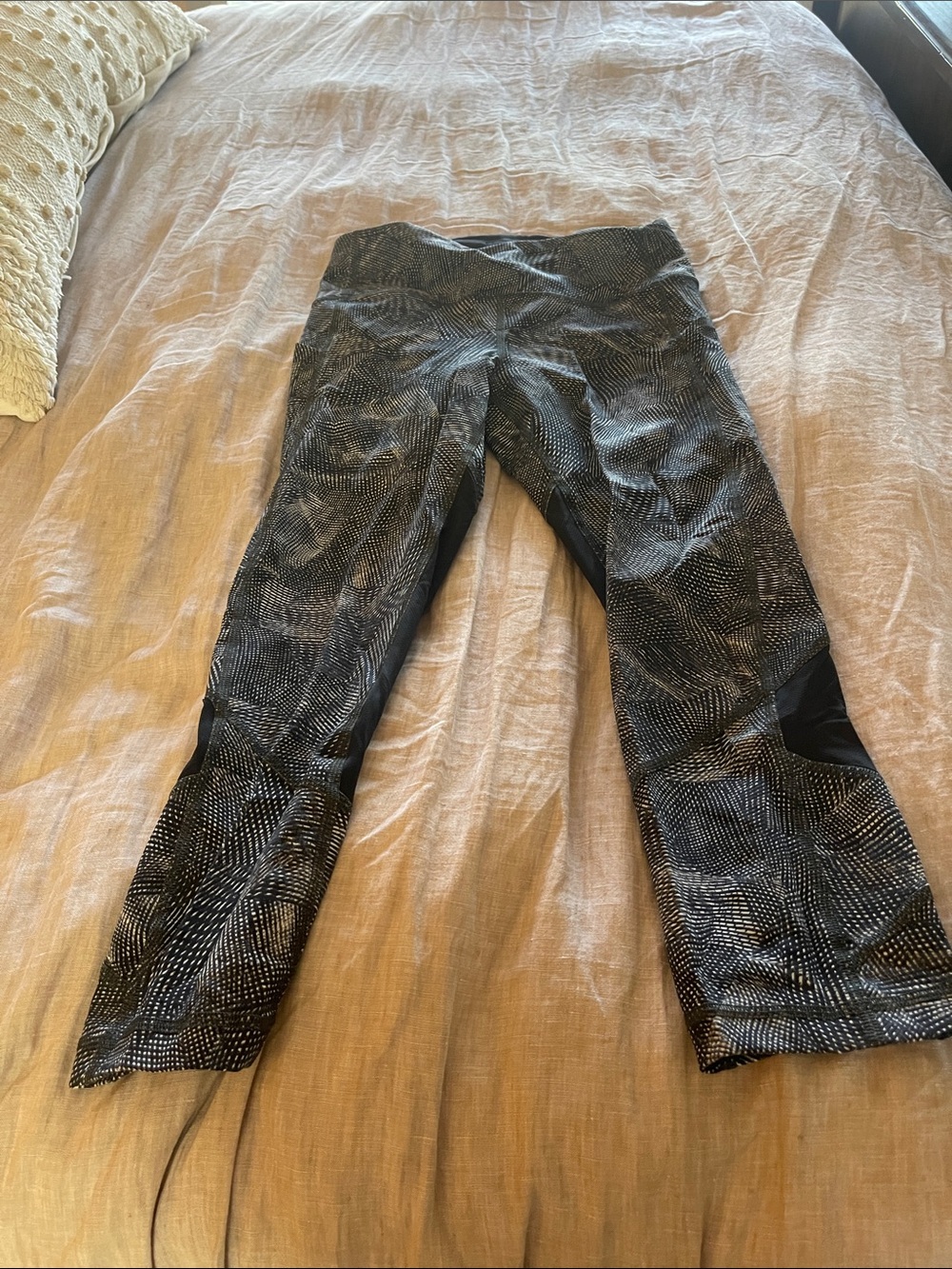 Women's Black & White Patterned Active Capri Pants